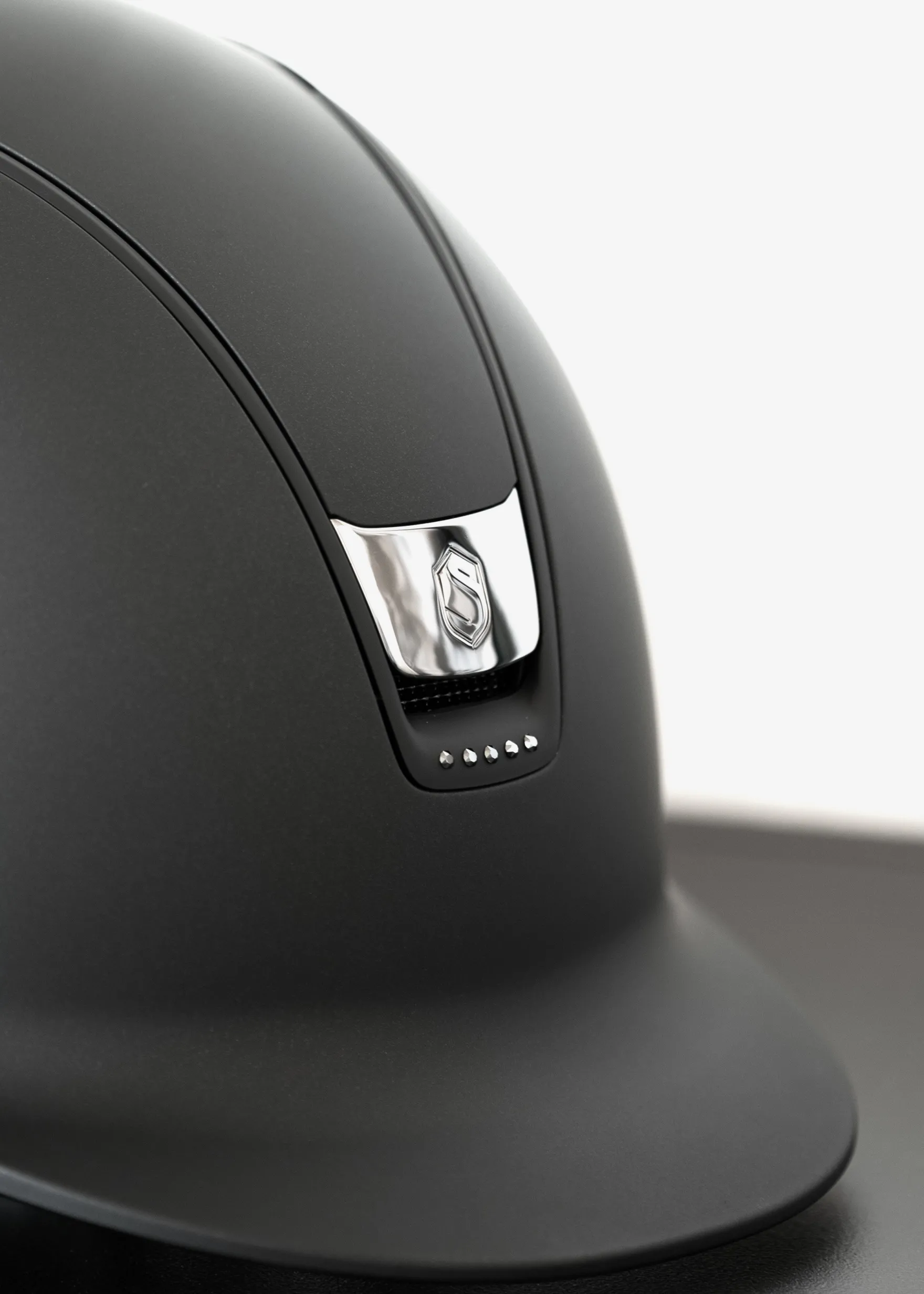 Reithelm Classic 2.0 Shadowmatt, Trim Matt, Blason Black Chrome, 5 Swarovski Hematite