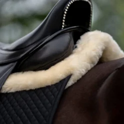 Schabracke, mit innenliegenden Taschen, Lammfell, Dressurschabracke