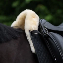 Schabracke, mit innenliegenden Taschen, Lammfell, Dressurschabracke